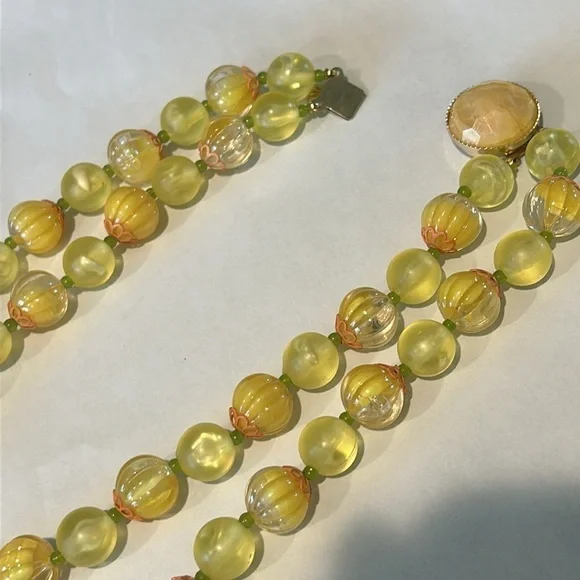 Vintage 1950s yellow round bead double strand necklace and matching earrings - Picture 8 of 9